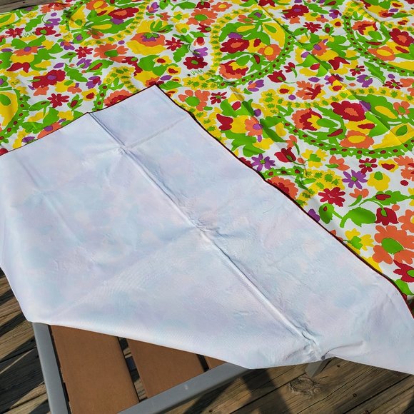 Vera Neumann Floral Oblong Tablecloth 60" x 84" - Picture 7 of 16